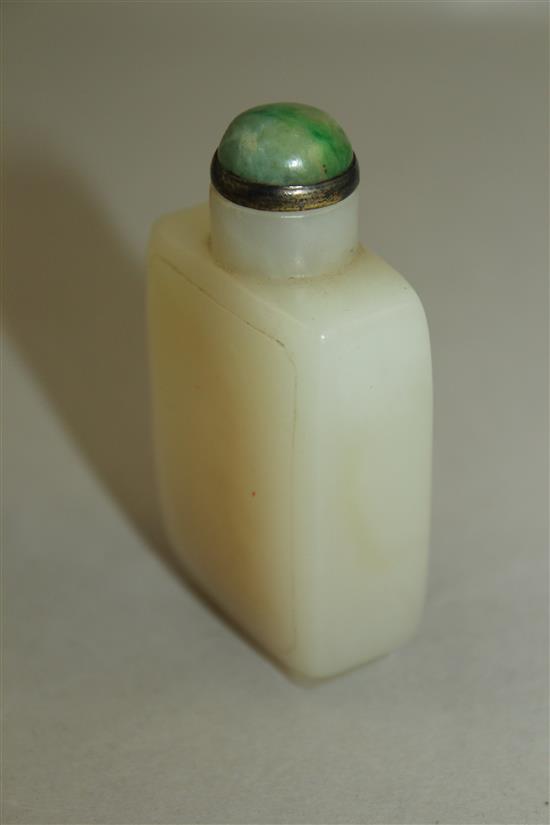 A Chinese pale celadon jade rectangular snuff bottle, 1750-1850, 5.6cm, jadeite and silver stopper